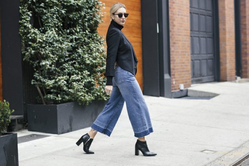 široke ženske hlače od traper tkanine