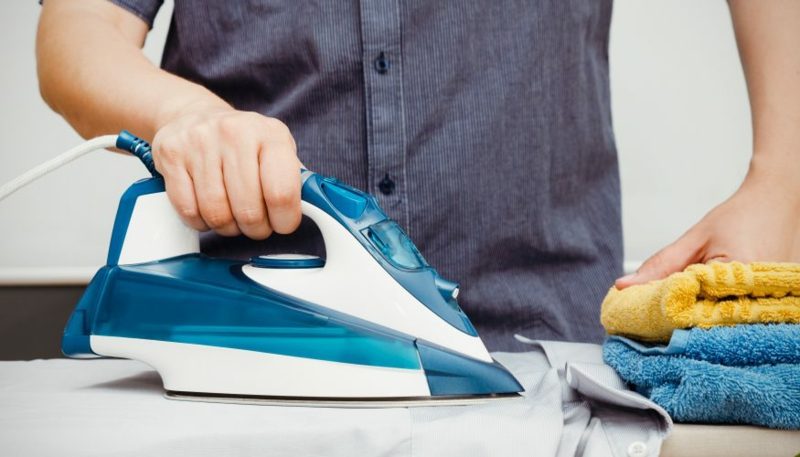 stirare il bucato Segno della lavanderia per stirare i vestiti