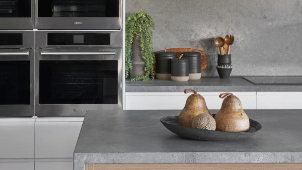 Tendances de la cuisine moderne - métallisé et bois pour les différents détails de la cuisine idées pour l'ameublement de la cuisine