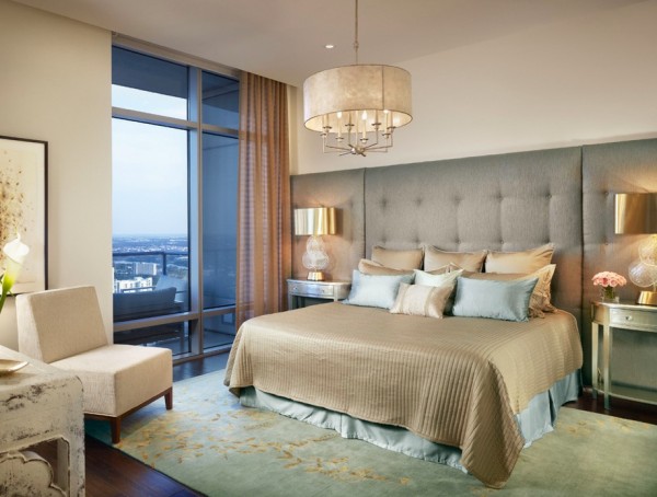 spavaći krevet raskošan luster uzglavlje