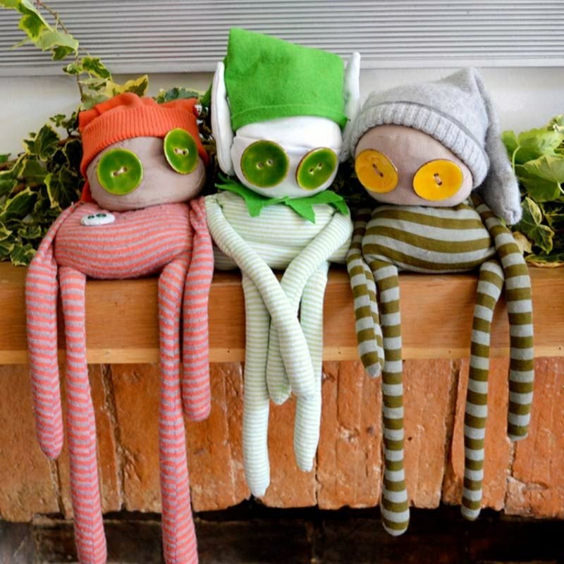 Patuljci izrađuju igračke od tkanine na originalan način Patuljci čine igračke smiješnima