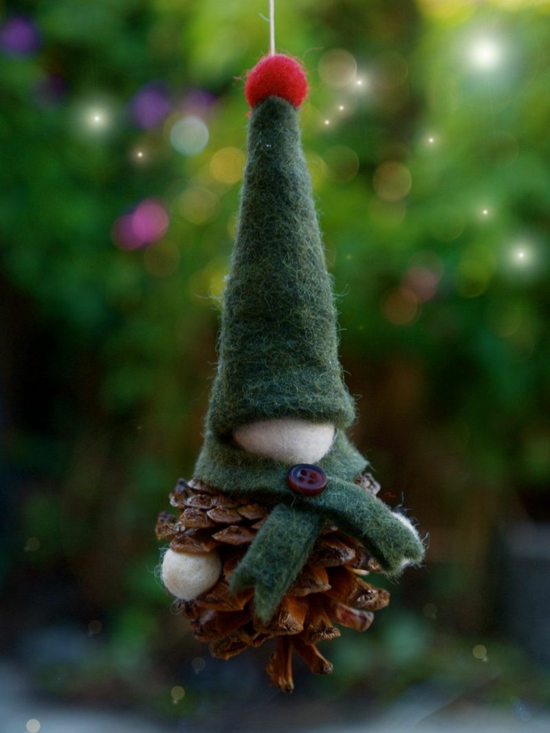 Patuljci s djecom rade rukotvorine kao ukrase za božićno drvce Patuljci izrađuju ukrase za božićno drvce, prirodne materijale