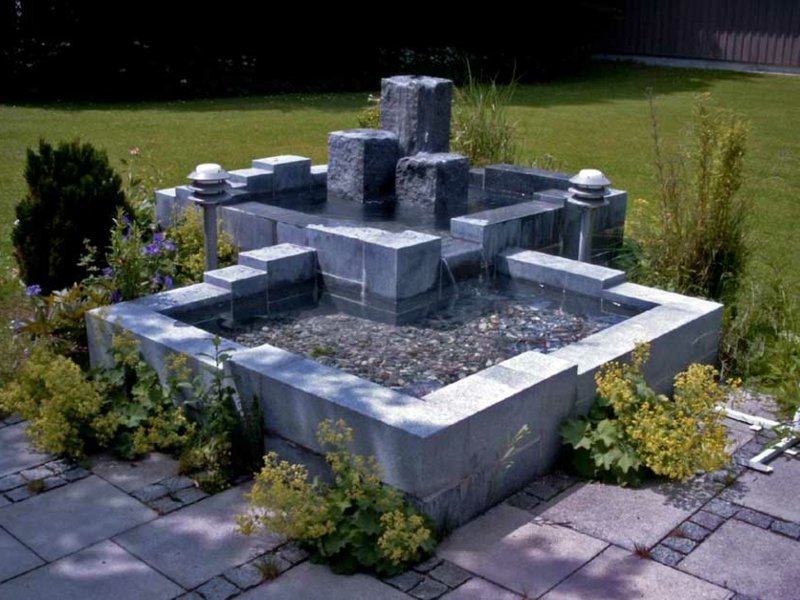 jeux d'eau intéressants dans l'étang du jardin