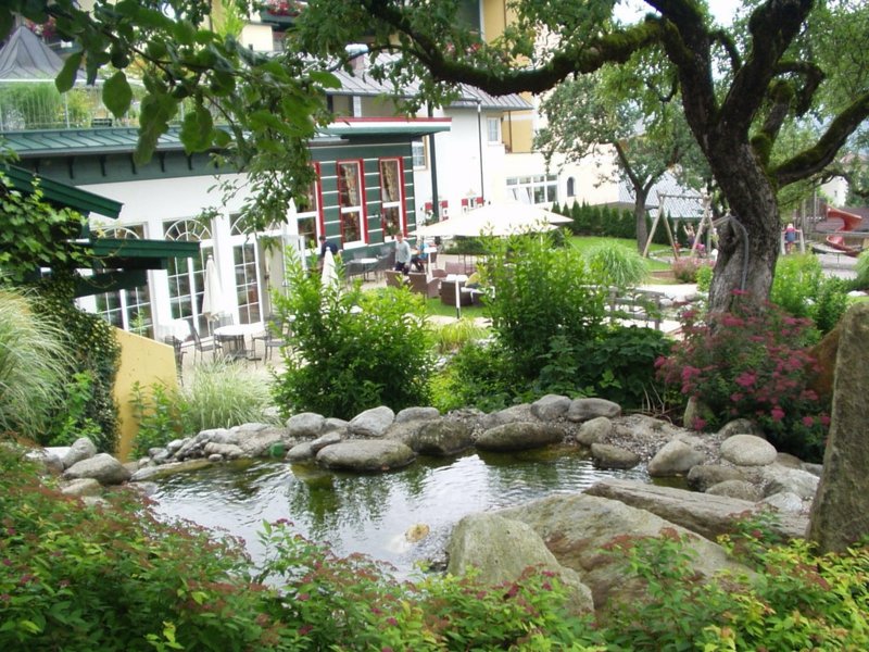 bassin de jardin devant le restaurant