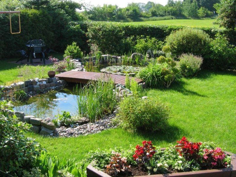 terrasse à côté de l'étang du jardin