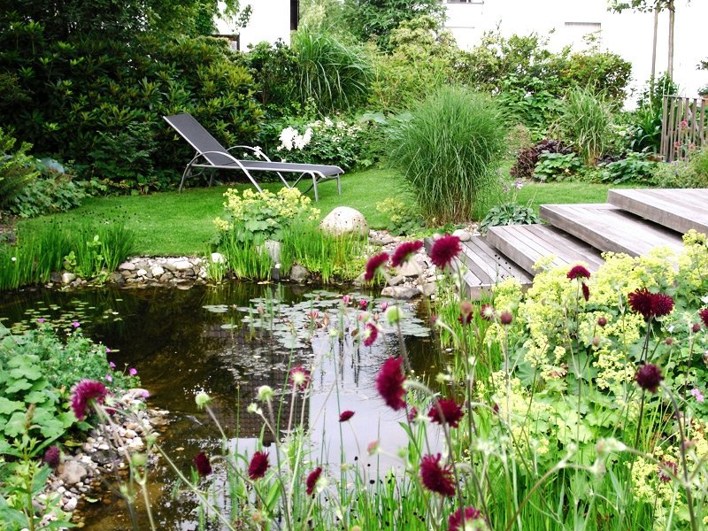 un escalier vers l'étang de jardin design