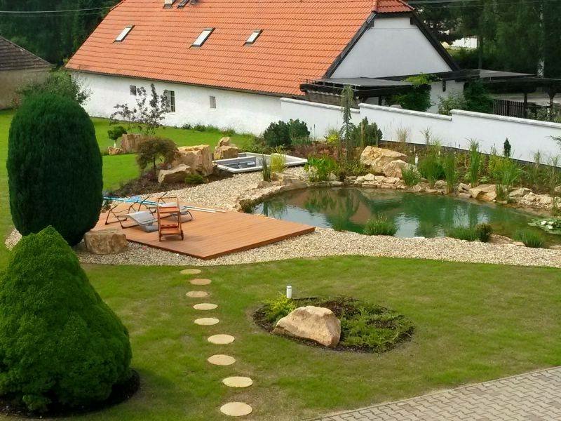 le petit étang de jardin peut sembler luxueux