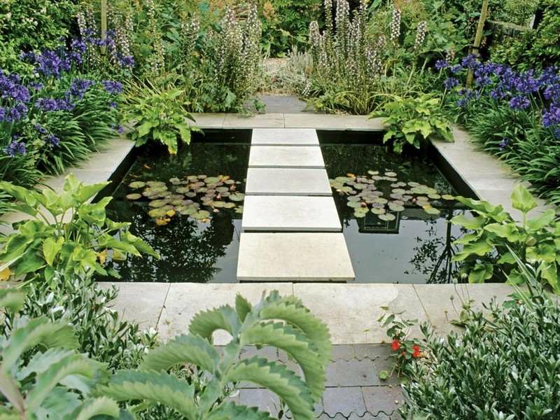 deux bassins de jardin miroir dans le jardin