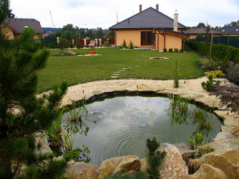 un étang de jardin rond fait maison