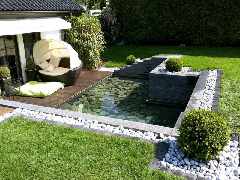 petit étang de jardin en forme carrée-r