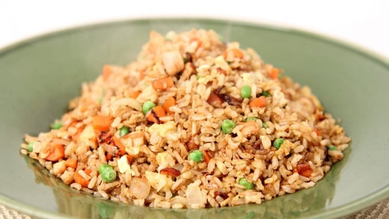 Les plats de riz apparaissent dans de nombreuses variantes quelle est la santé du riz calories du riz glucides du riz valeurs nutritionnelles du riz riz à grains entiers riz brun