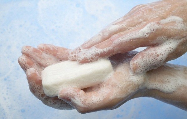 Nettoyer les bijoux en argent remèdes maison bijoux nettoyer l'argent faire du savon et de l'eau