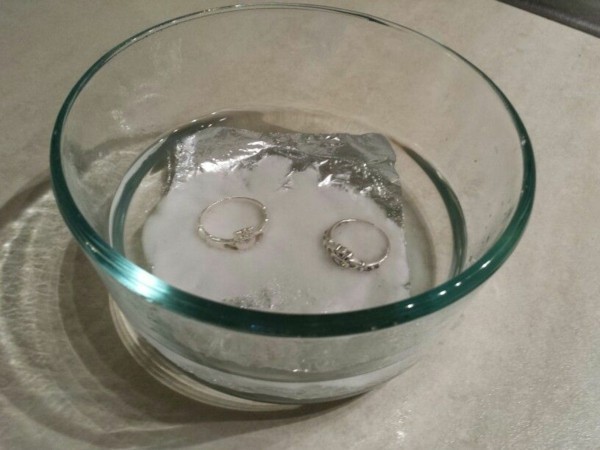 Comment nettoyer les bijoux en argent Utilisez des remèdes maison Nettoyez vous-même l'argent