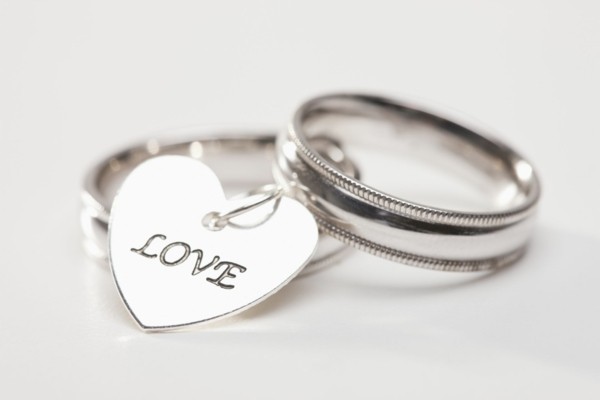 Nettoyer les remèdes maison des bijoux en argent