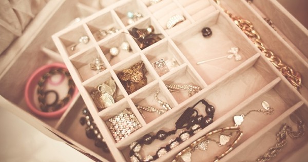 Nettoyer les bijoux en argent Remèdes à la maison Stocker les bijoux Nettoyez vous-même l'argent