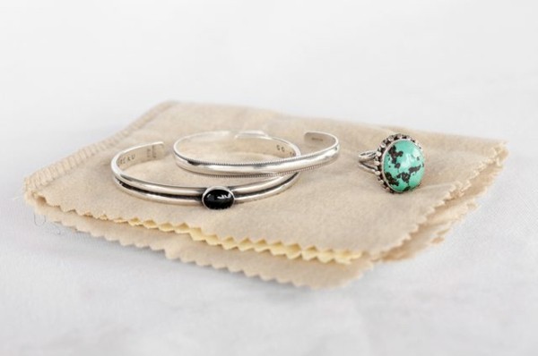 Nettoyer les bijoux en argent Remèdes à la maison Chiffon de nettoyage pour bijoux Faire soi-même le nettoyage de l'argent