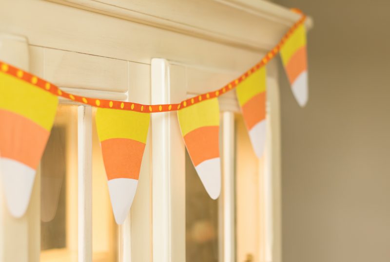 Izvorni ukras dječje sobe s pojedinačnim lancima zastavica