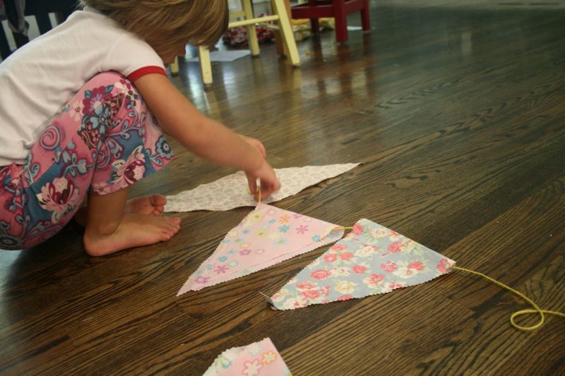 Napravite sami lanac zastavica: rukotvorine s djecom