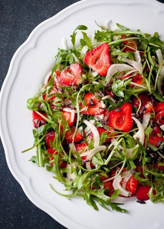 A kakaóhegyek hatása és használata, az új szuperélelmiszer -vegyes saláta eperrel és rakétatollokkal