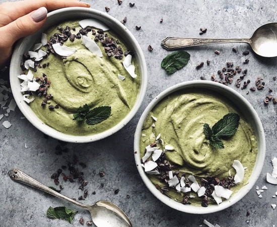 A kakaóhegyek hatása és felhasználása, az új szuperélelmiszer turmix tál avokádóval és tollhegyekkel