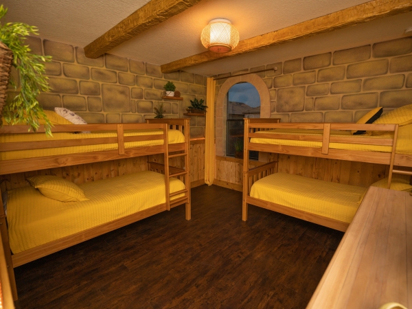 Wizard's Way najam odmora i iskustvo Hogwarts izbliza hufflepuff spavaonica žuti ukras