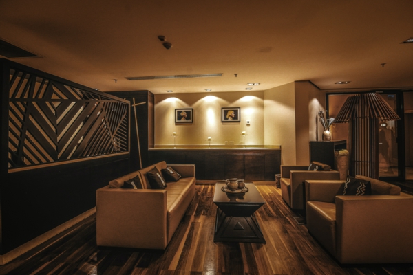 salon confortable un bon éclairage