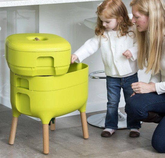 Féregdoboz termesztése és saját szerves műtrágya előnyeinek betakarítása. Féreg humusz előállítása nagy és kicsi.