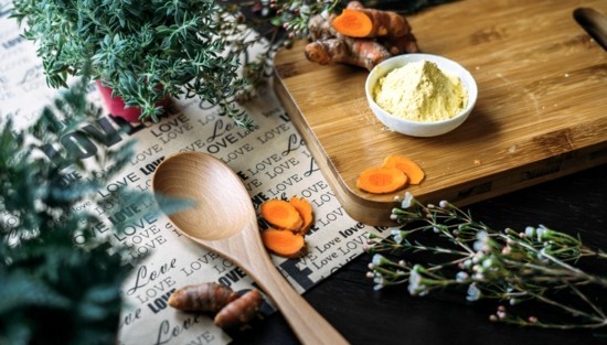 ízletes főzési varázslat fűszerekből a friss fűszerek a fűszerek varázslatát használják