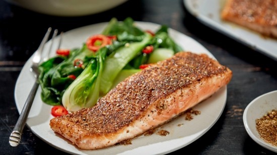 de a fűszerek hozzáadásával finom halat készít hal finom főzés varázslat fűszerek