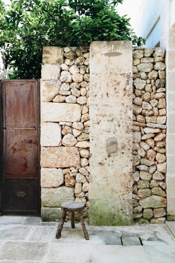 Éléments de clôture en pierre avec écrans d'intimité et douche de jardin Éléments de clôture avec écran d'intimité pour les espaces extérieurs voulu mur en pierre avec douche extérieure été